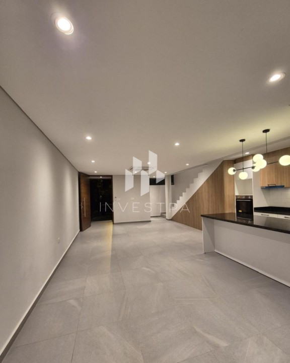 En Venta - HERMOSO DÚPLEX EN VILLA ADELA